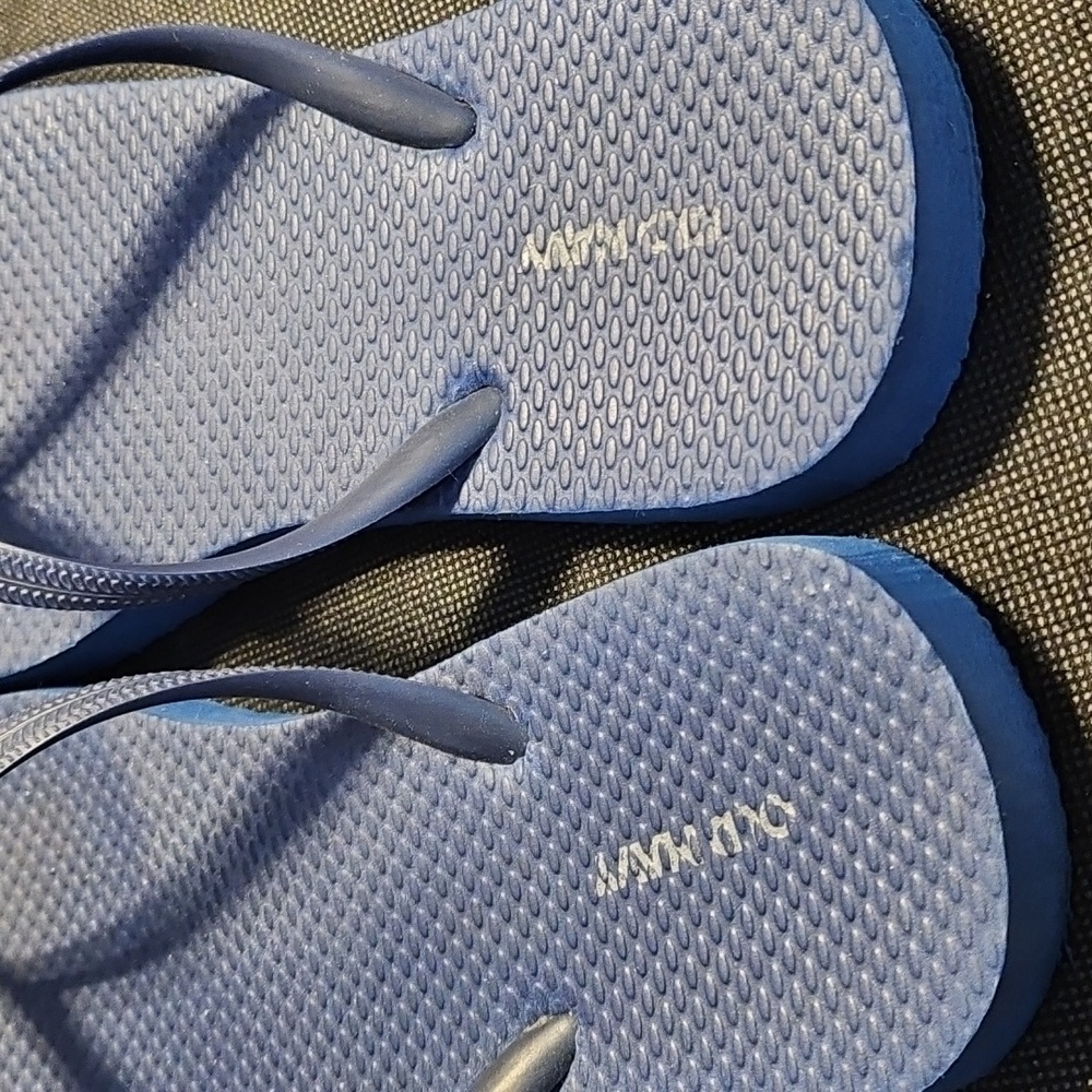 Bundle 2 Pair Old Navy Blue and Black Flip Flops Size 6/7 - Picture 2 of 9